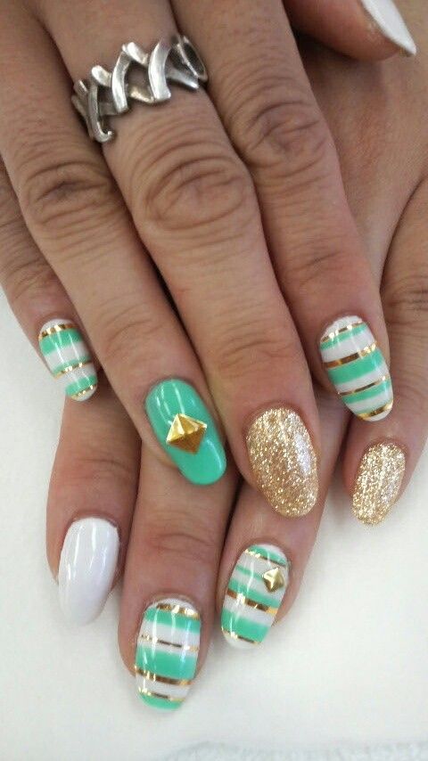 diseno-de-unas-en-gelish-modernas-obaladas-con-estoperoles-4