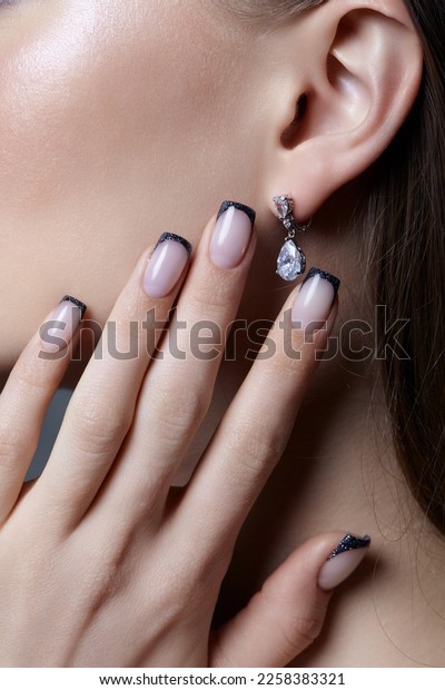 diseno-de-unas-en-gelish-modernas-obaladas-con-piedras-rosas-7