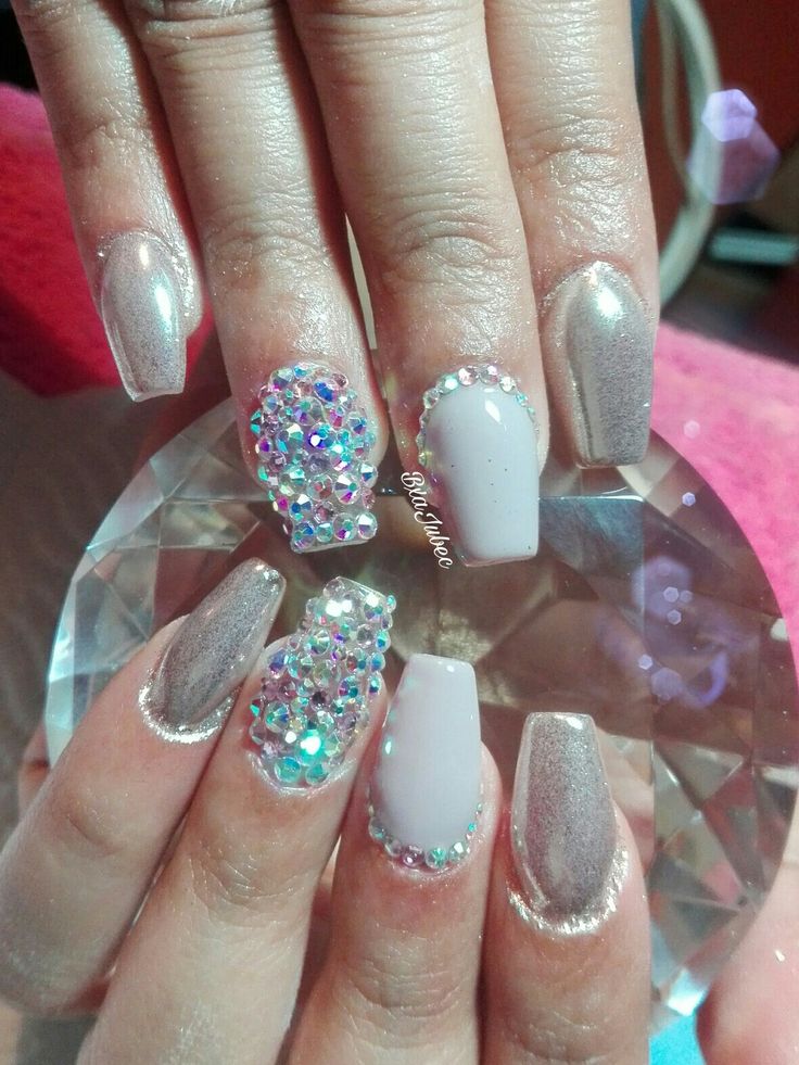diseno-de-unas-en-gris-con-efecto-espejo-y-piedras-2