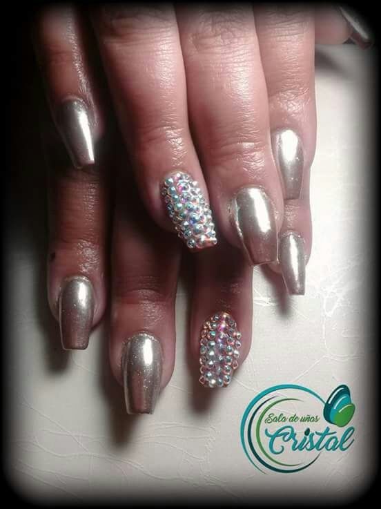 diseno-de-unas-en-gris-con-efecto-espejo-y-piedras-3