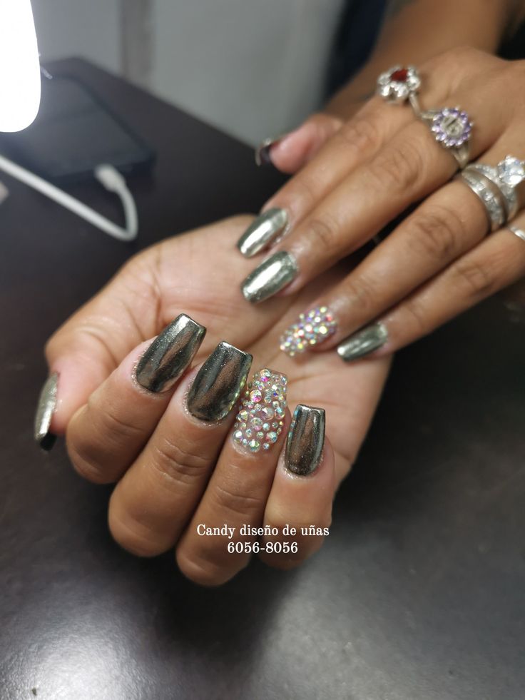 diseno-de-unas-en-gris-con-efecto-espejo-y-piedras-4