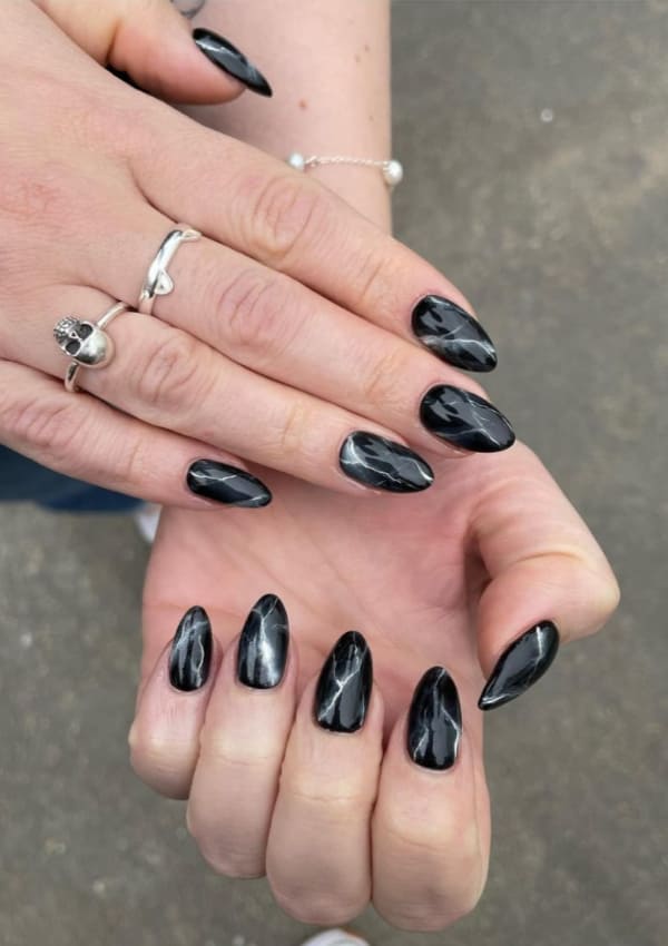 diseno-de-unas-en-marmol-negro-3