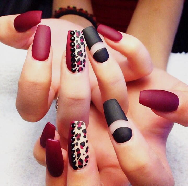 diseno-de-unas-en-rojo-con-negro-p-xv-anos-6