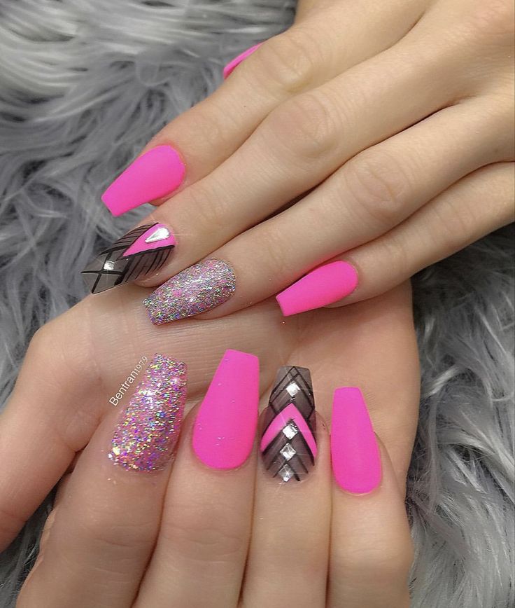 Diseño De Uñas en Rosa Fosforescentes Con Gris