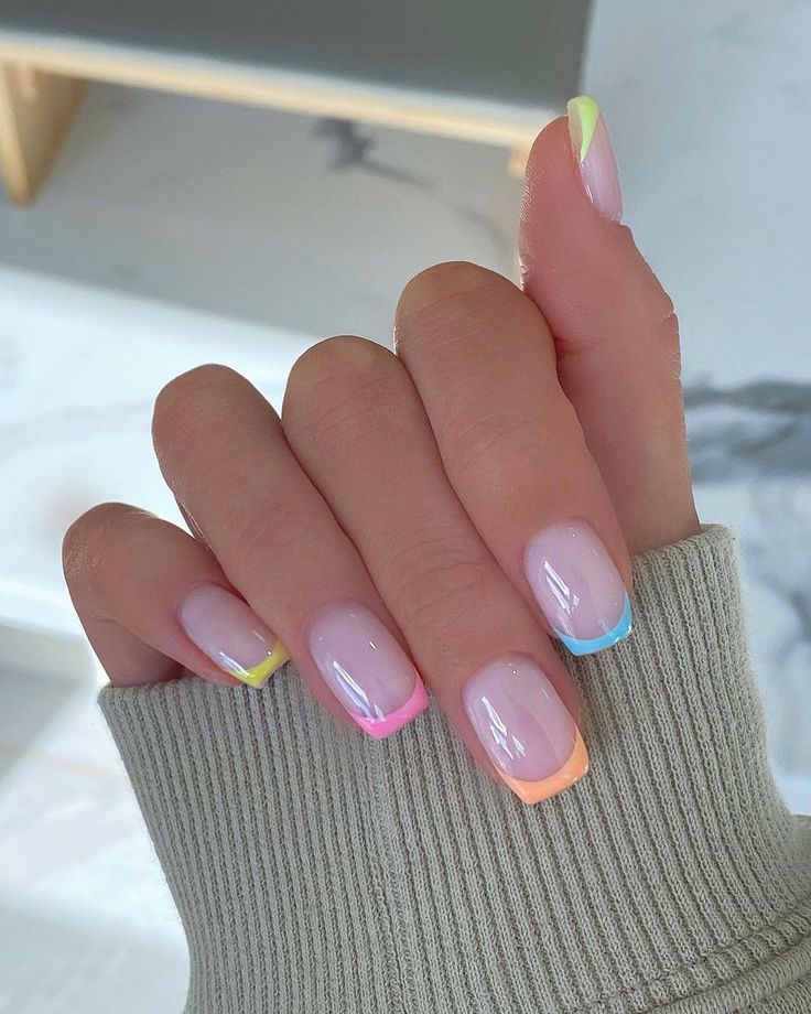 Diseño De Uñas en Sonrisa en Mano a Color