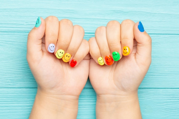 diseno-de-unas-en-sonrisa-en-mano-a-color-7