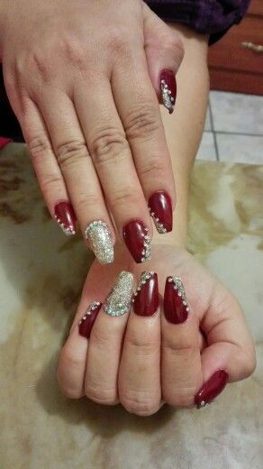diseno-de-unas-en-tinto-con-dorado-3
