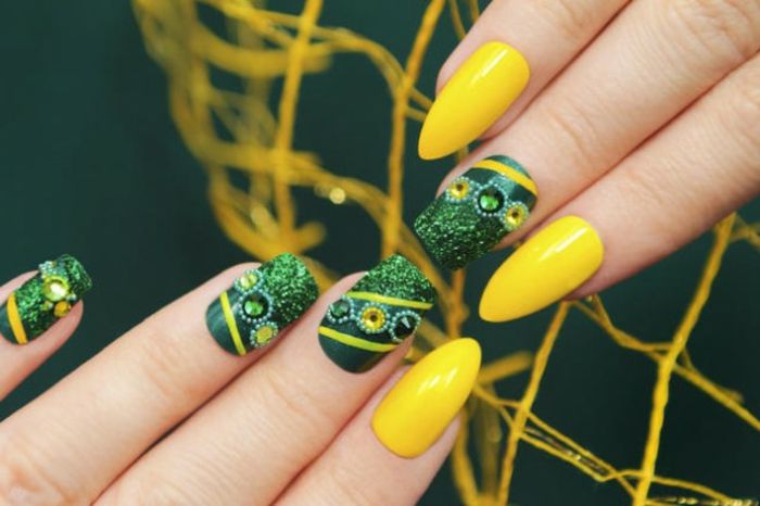 diseno-de-unas-en-tono-verdey-amarillo-militar-3