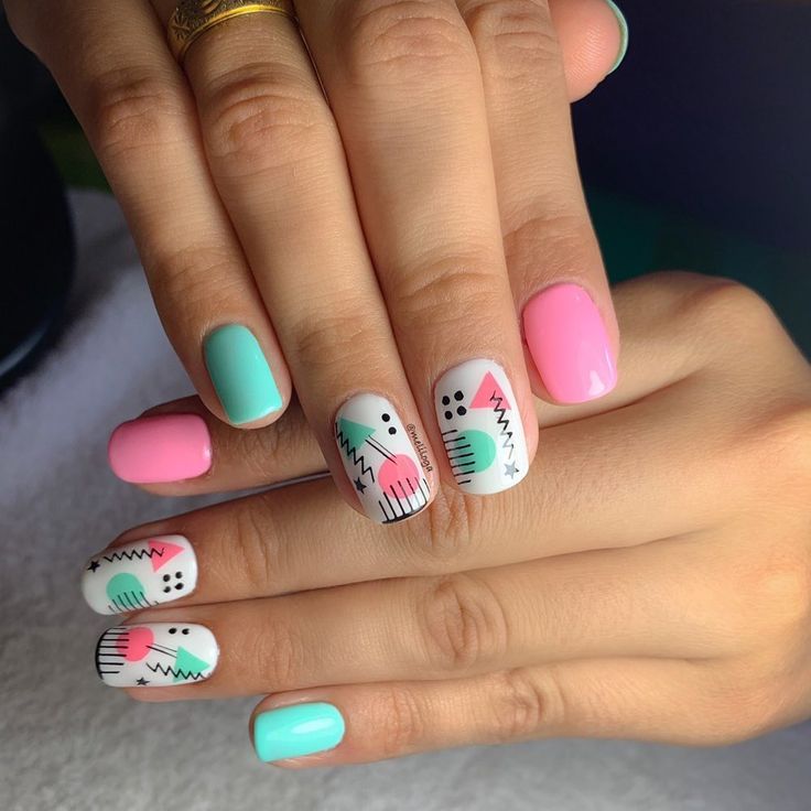 Diseño De Uñas en Tonos Alegres
