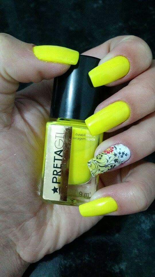 Diseño De Uñas en Verde Fluorescente