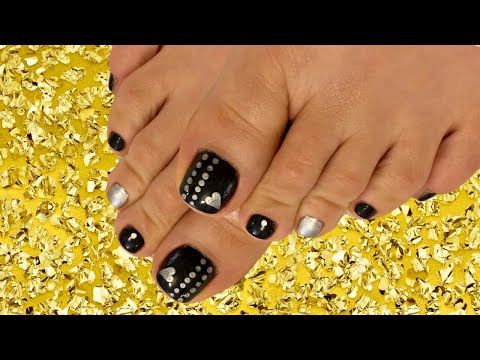diseno-de-unas-fondo-negro-y-dorado-en-pies-2