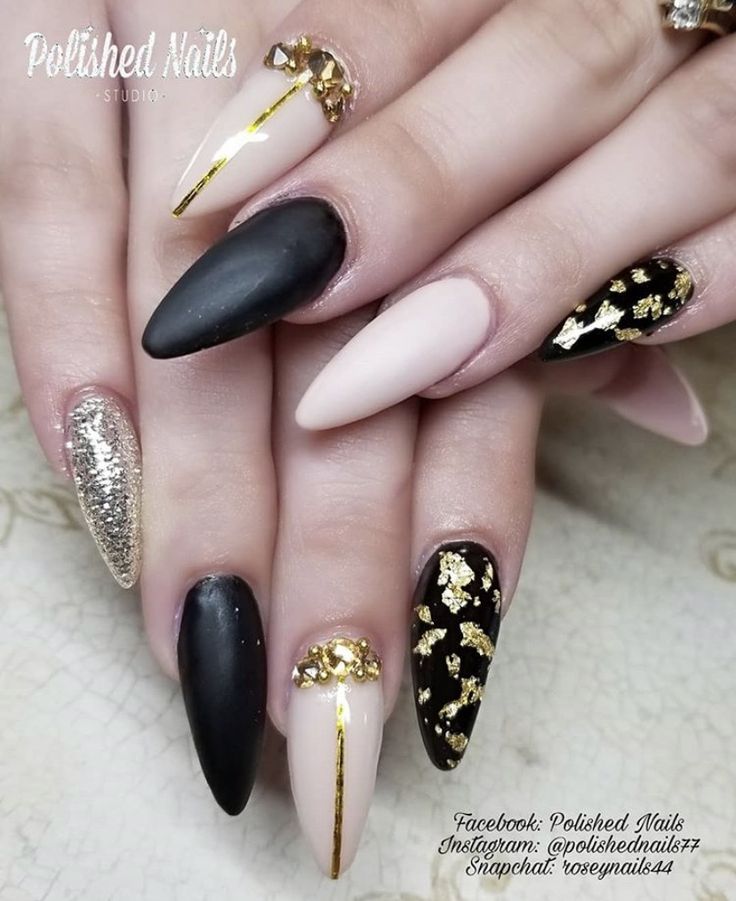 Diseño De Uñas Naturales Con Esmalte Negro Y Dorado