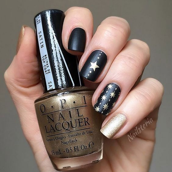 diseno-de-unas-naturales-con-esmalte-negro-y-dorado-6