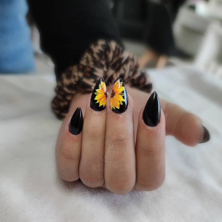 diseno-de-unas-negras-con-girasoles-4
