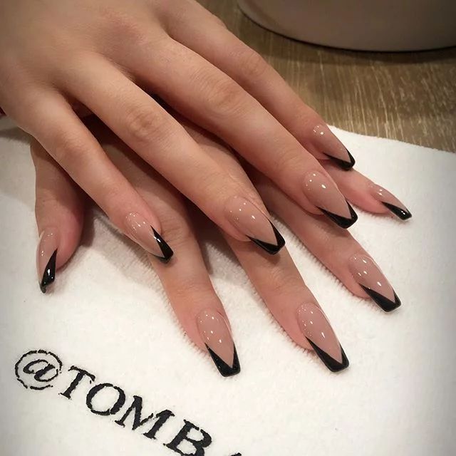 Diseño De Uñas Negras Con Nude