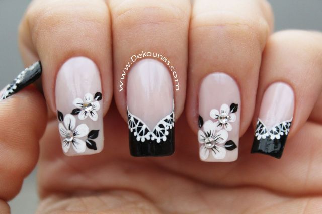 Diseño De Uñas Negro Y Blanco Con Flores