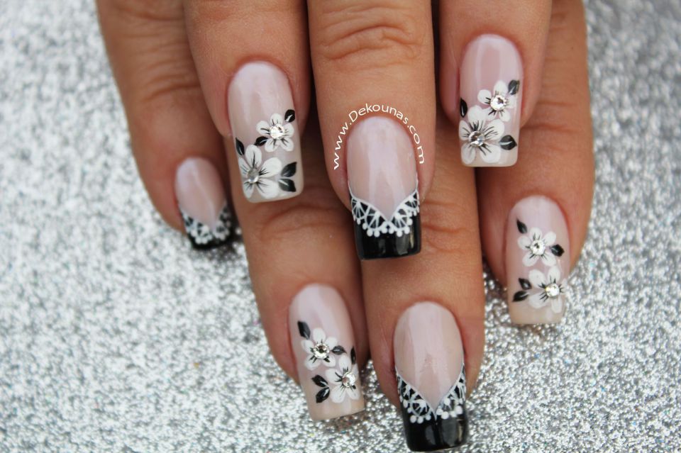 diseno-de-unas-negro-y-blanco-con-flores-3
