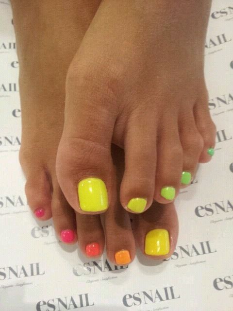 Diseño De Uñas Neom en Pie