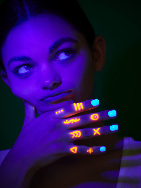 diseno-de-unas-neon-que-brillan-en-la-luz-4
