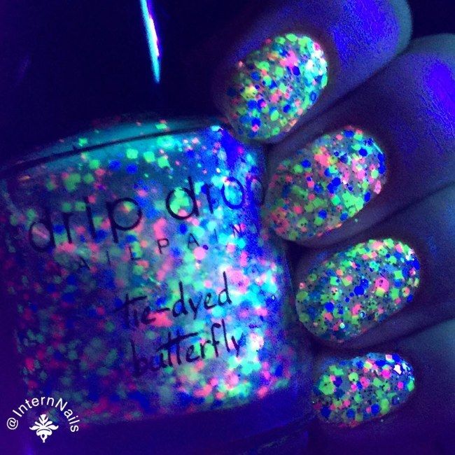 diseno-de-unas-neon-que-brillan-en-la-luz-5