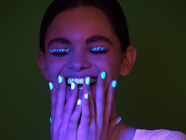 diseno-de-unas-neon-que-brillan-en-la-luz-7