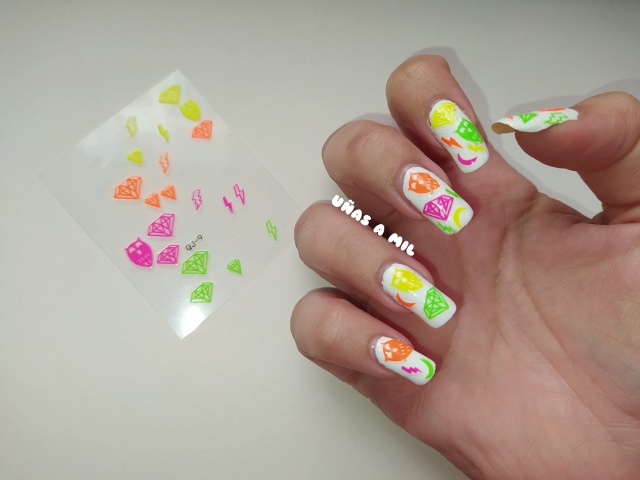 diseno-de-unas-neon-y-blanco-4