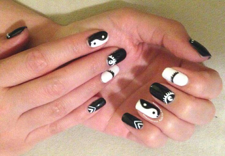 Diseño De Uñas Panda Con Piedras De Cristal