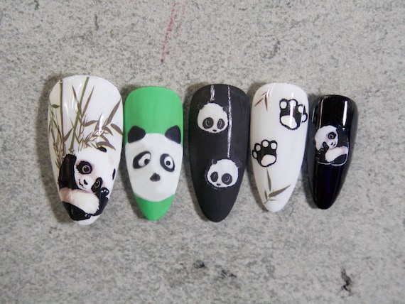diseno-de-unas-panda-con-piedras-de-cristal-7