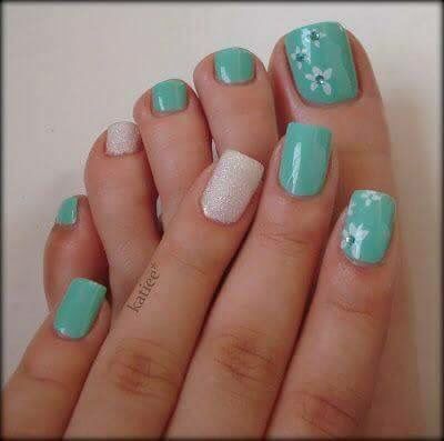 Diseño De Uñas Para Pies De Color Aqua Y Plateado
