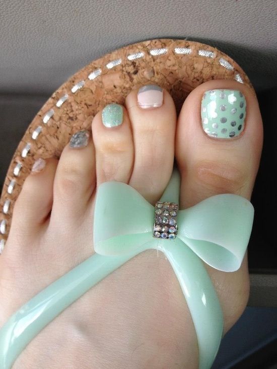 diseno-de-unas-para-pies-de-color-aqua-y-plateado-3