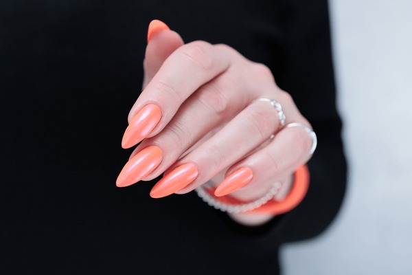 diseno-de-unas-para-vestido-rosa-coral-6
