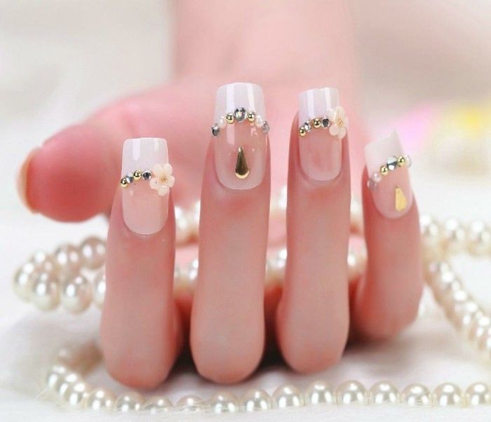 diseno-de-unas-pintadas-a-mano-con-estiker-y-piedritas-5