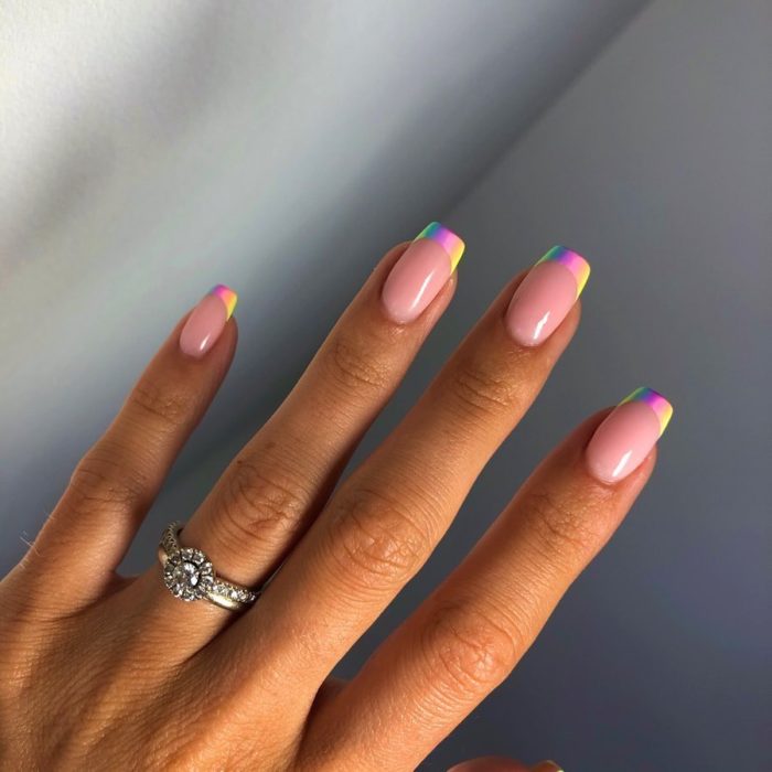 diseno-de-unas-rosa-fosforescente-piel-morena-2