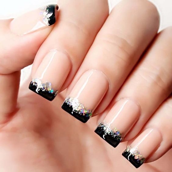 Diseño De Uñas Transparentes Con Negro