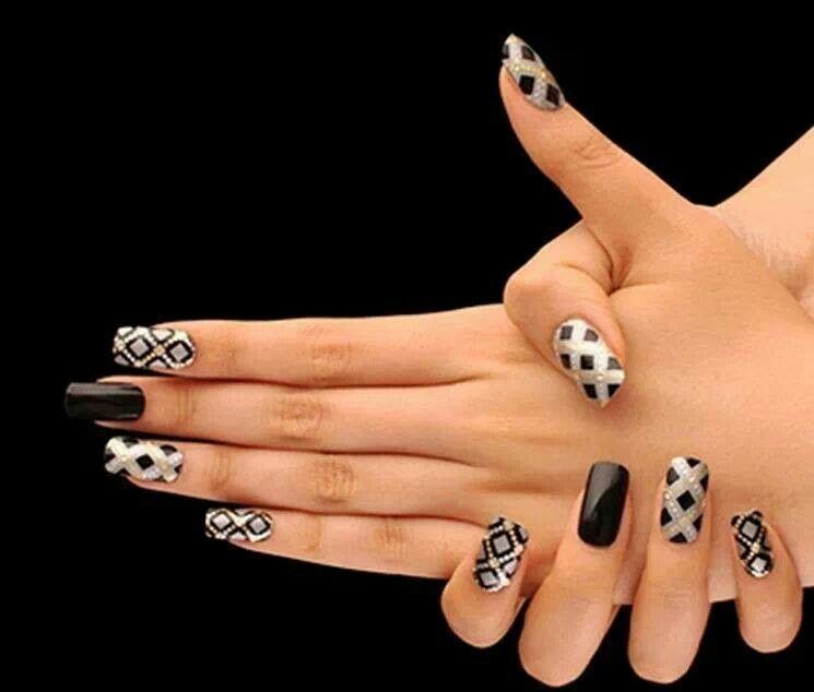 diseno-de-unas-transparentes-con-negro-4