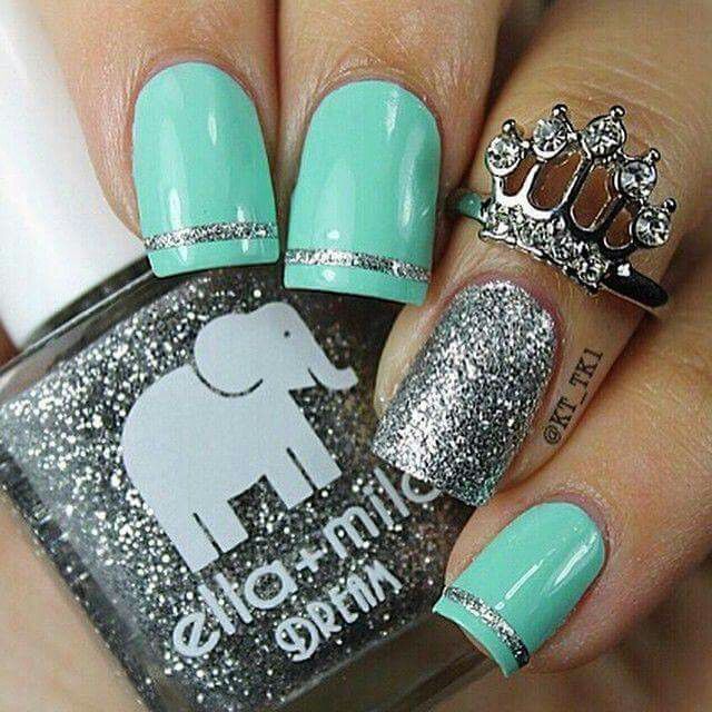 Diseño De Uñas Turquesa Con Plateado