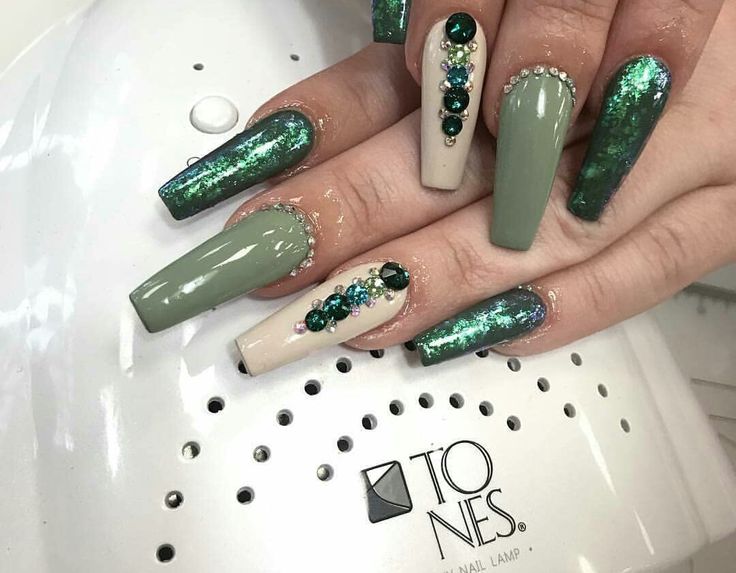 diseno-de-unas-verde-soldado-con-piedras-2