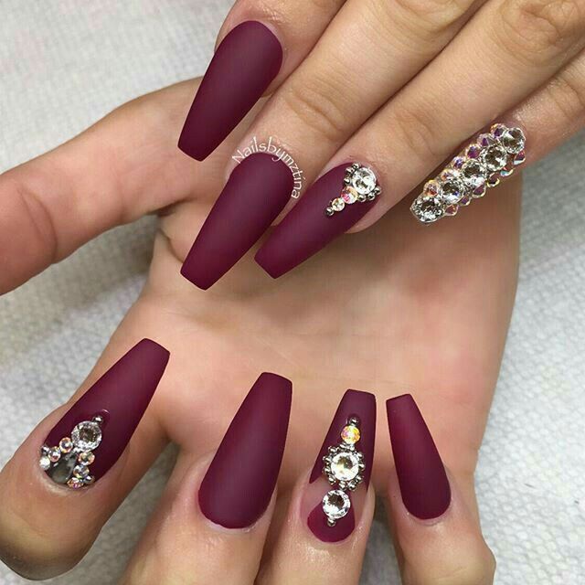 Diseño De Uñas Viño Mate Con Punta Coffin
