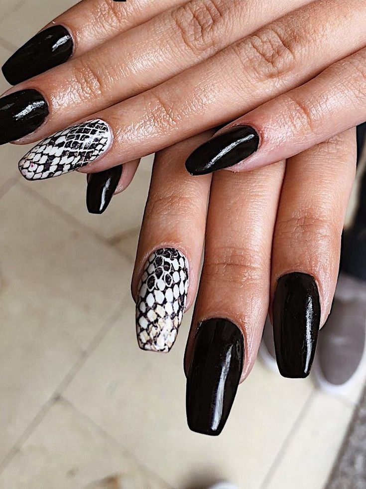 diseno-negro-de-unas-acrilicas-con-pelo-5