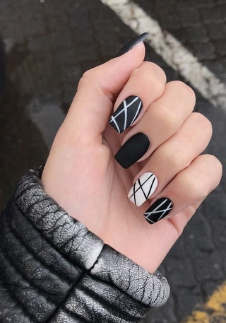 diseno-negro-de-unas-acrilicas-con-pelo-6