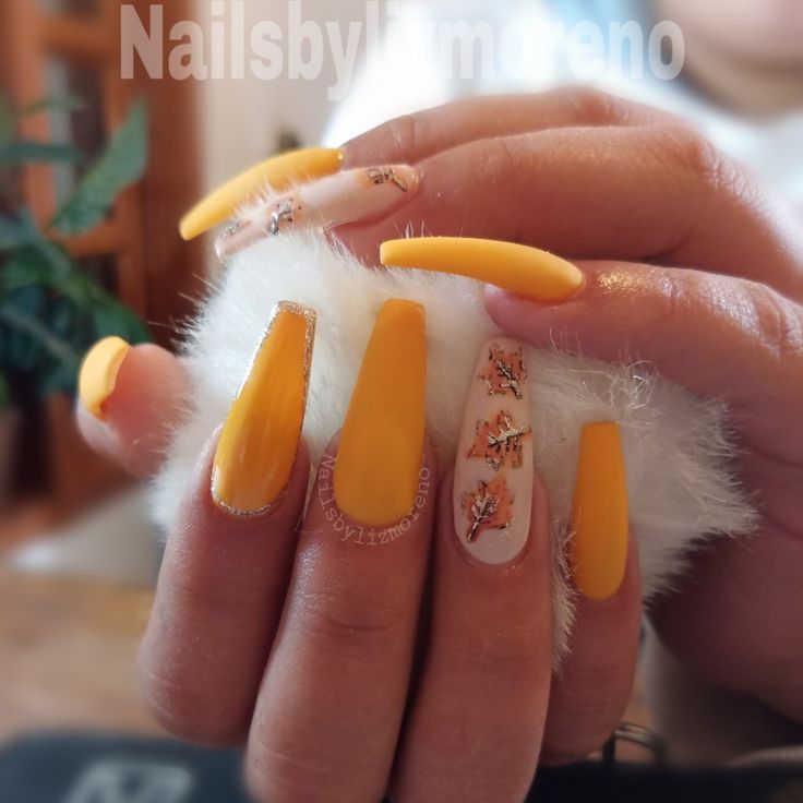 disenos-chidos-de-unas-color-mostaza-5