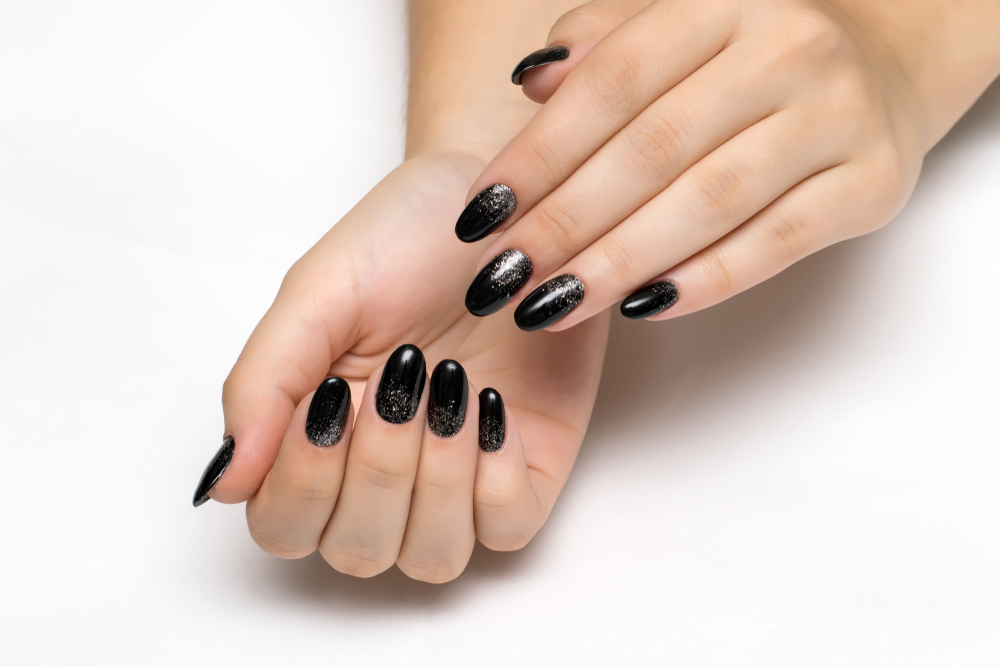 disenos-con-esmalte-de-unas-colores-obscuros-7