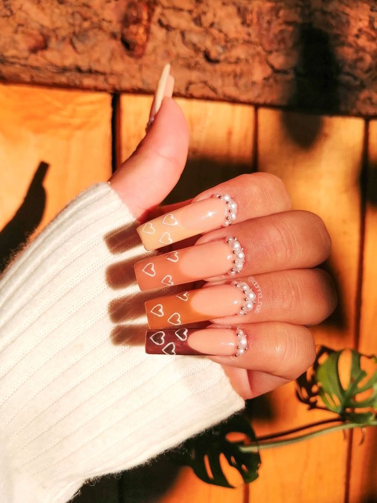 disenos-de-de-unas-color-naranja-con-piedras-y-perlas-6