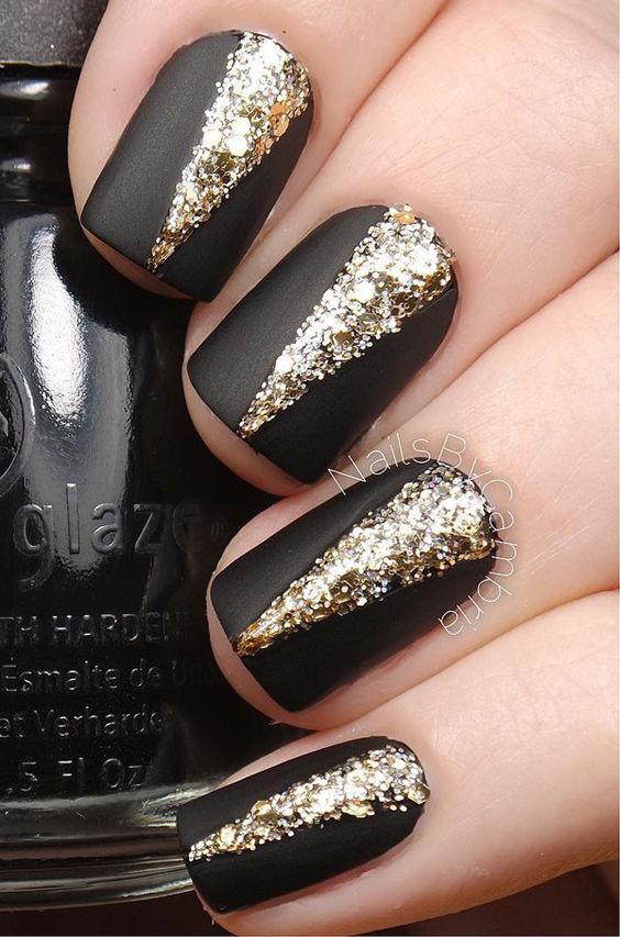 disenos-de-para-pintar-unas-negro-con-dorado-3