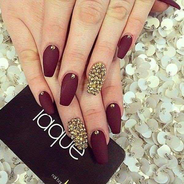 disenos-de-pedreria-para-unas-color-vino-4