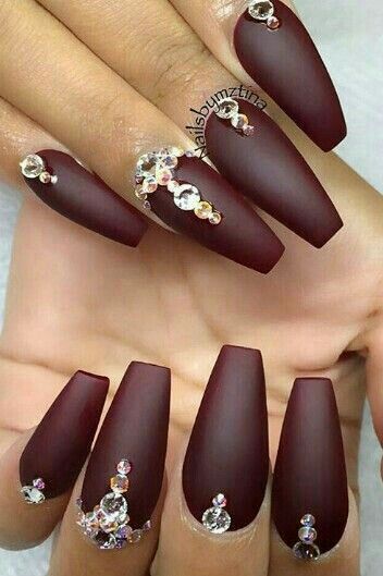 disenos-de-pedreria-para-unas-color-vino-7