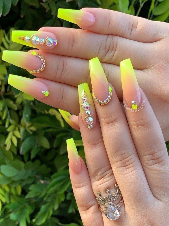 disenos-de-unas-acrilicas-amarillas-neon-4