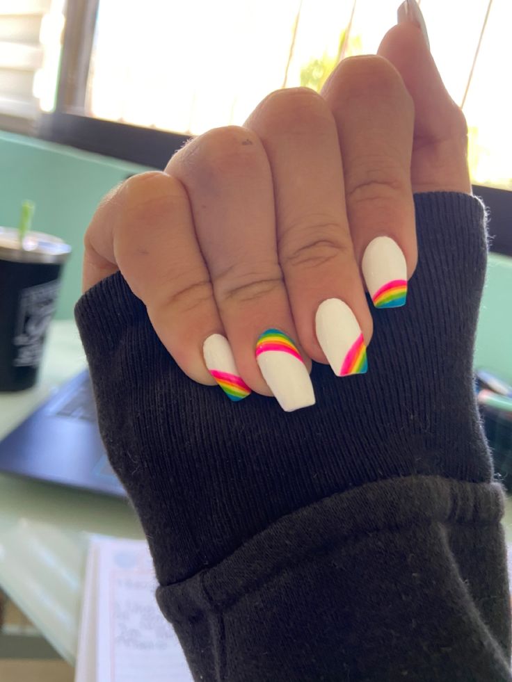 disenos-de-unas-acrilicas-de-moda-de-arcoiris-2
