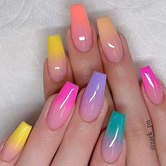 disenos-de-unas-acrilicas-de-moda-de-arcoiris-7