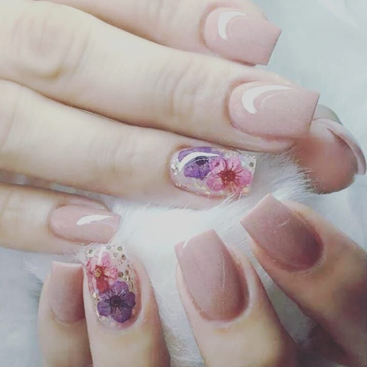 disenos-de-unas-acrilicas-decoradas-desvanecidas-y-con-flor-muerta-7